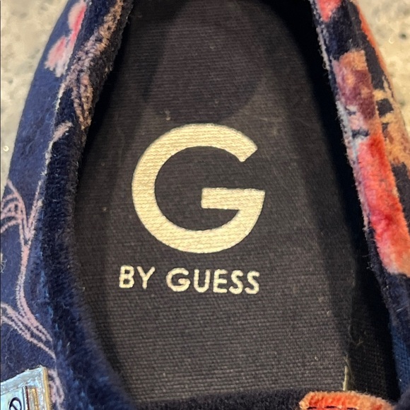 NWOB GUESS Women's Navy and Pink Floral Sneakers - Picture 2 of 10